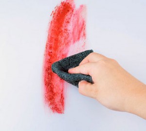 چگونه لکه خودکار را از روی دیوار پاک کنیم